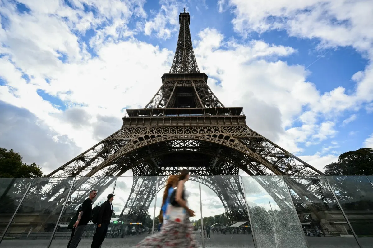 Eiffel Tower Director Resigns After Staff Exclusion Controversy