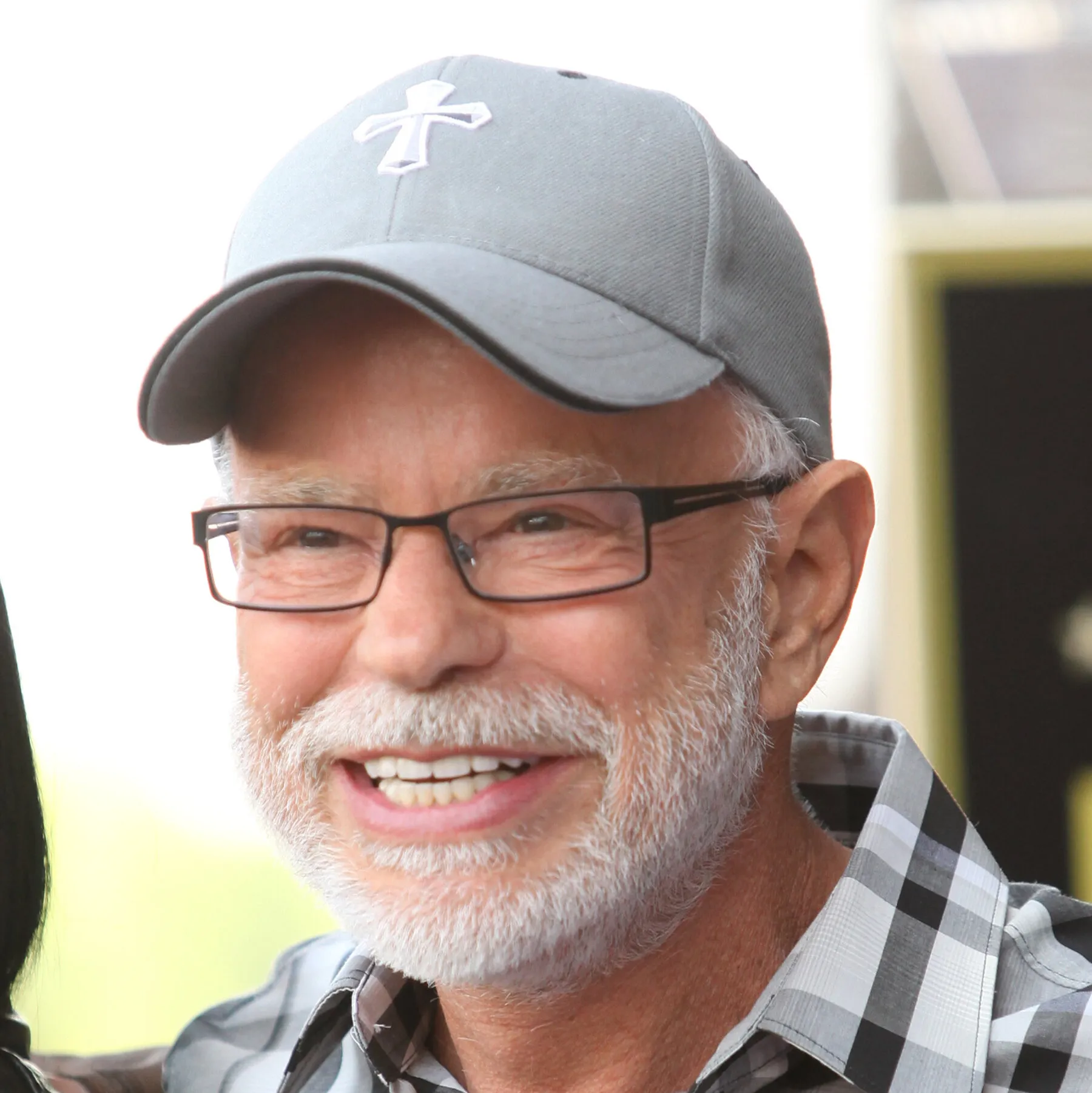 Jim Bakker, televangelist whose broadcasting empire collapsed in scandal, dies at 86