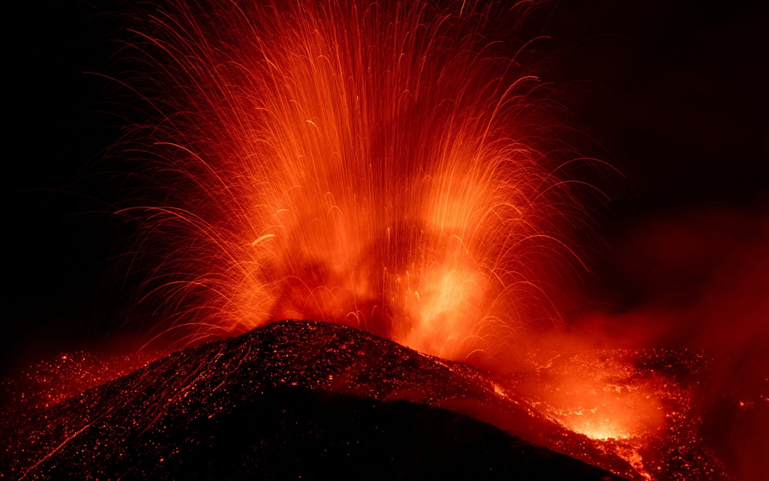 American Tourist Killed by Lightning While Hiking in Restricted Area on Mount Etna
