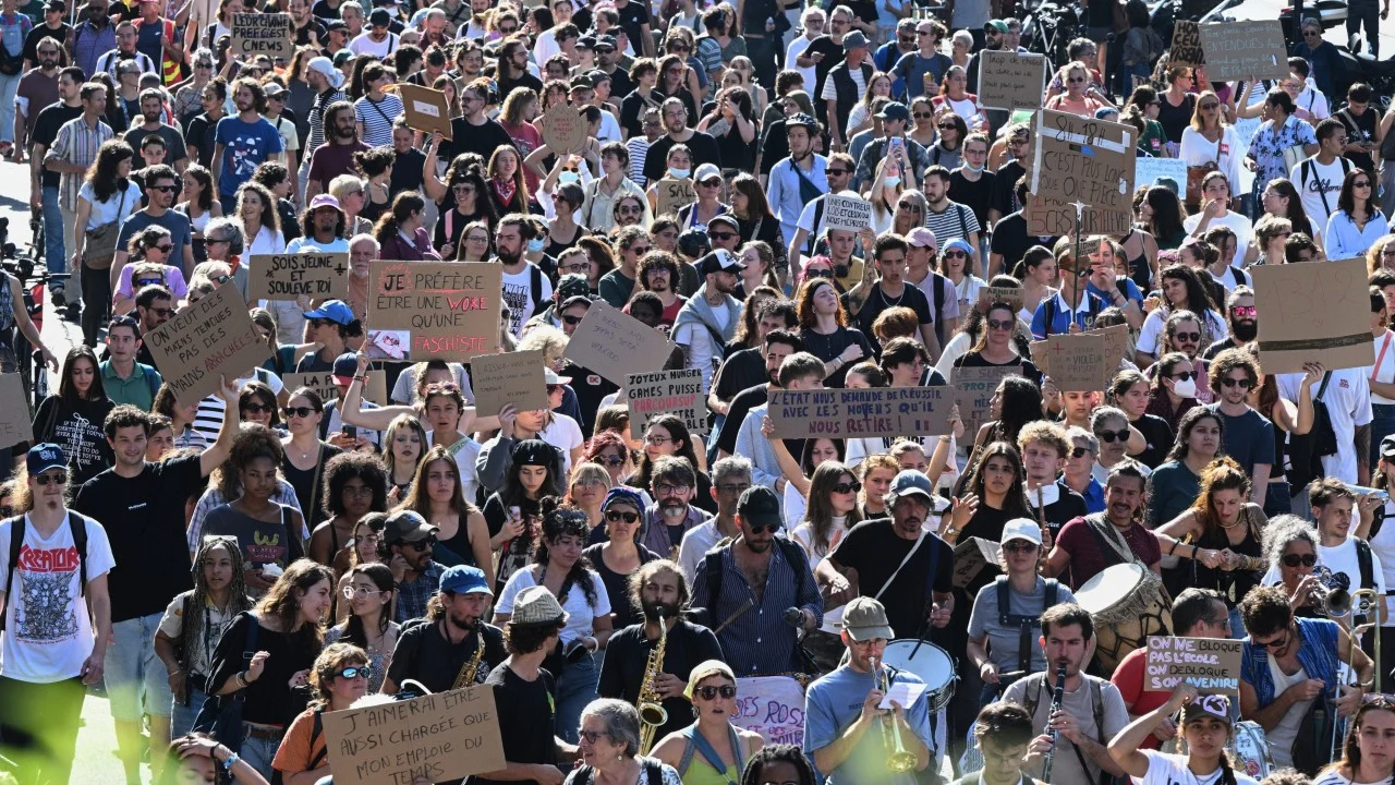 French School Protests Widen as Clashes Disrupt Nearly 900 Institutions