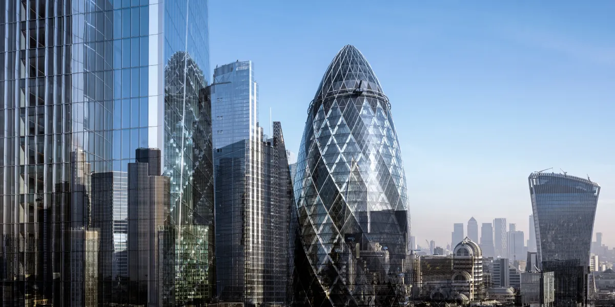 UK Economy Grows 0.1% in August, Beating Expectations Before Budget