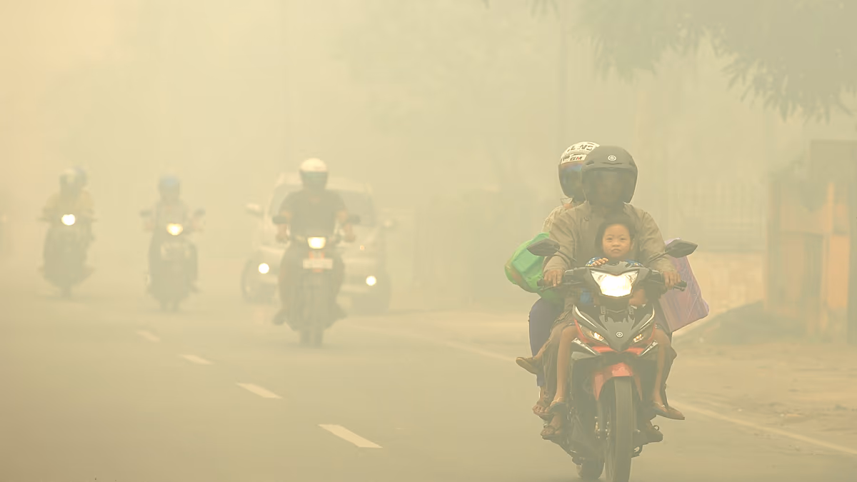 Malaysia extends school closures as Singapore weighs action over Indonesian haze