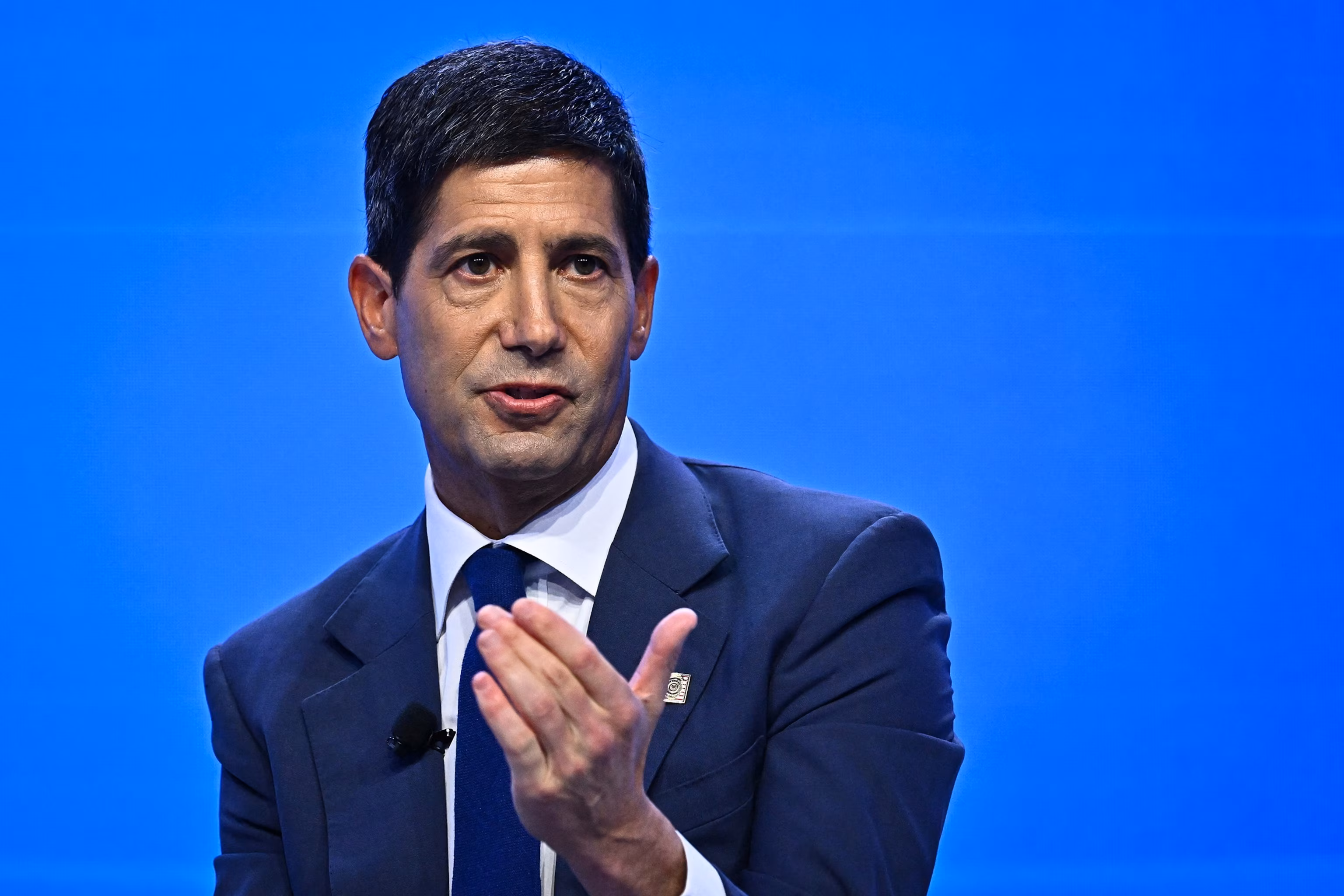 Warsh Warns of Bumpy AI Transition as October Rate Hold Bets Strengthen