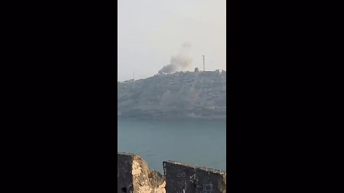 Houthis Strike Aden Palace and Airport as Saudi Tensions Escalate