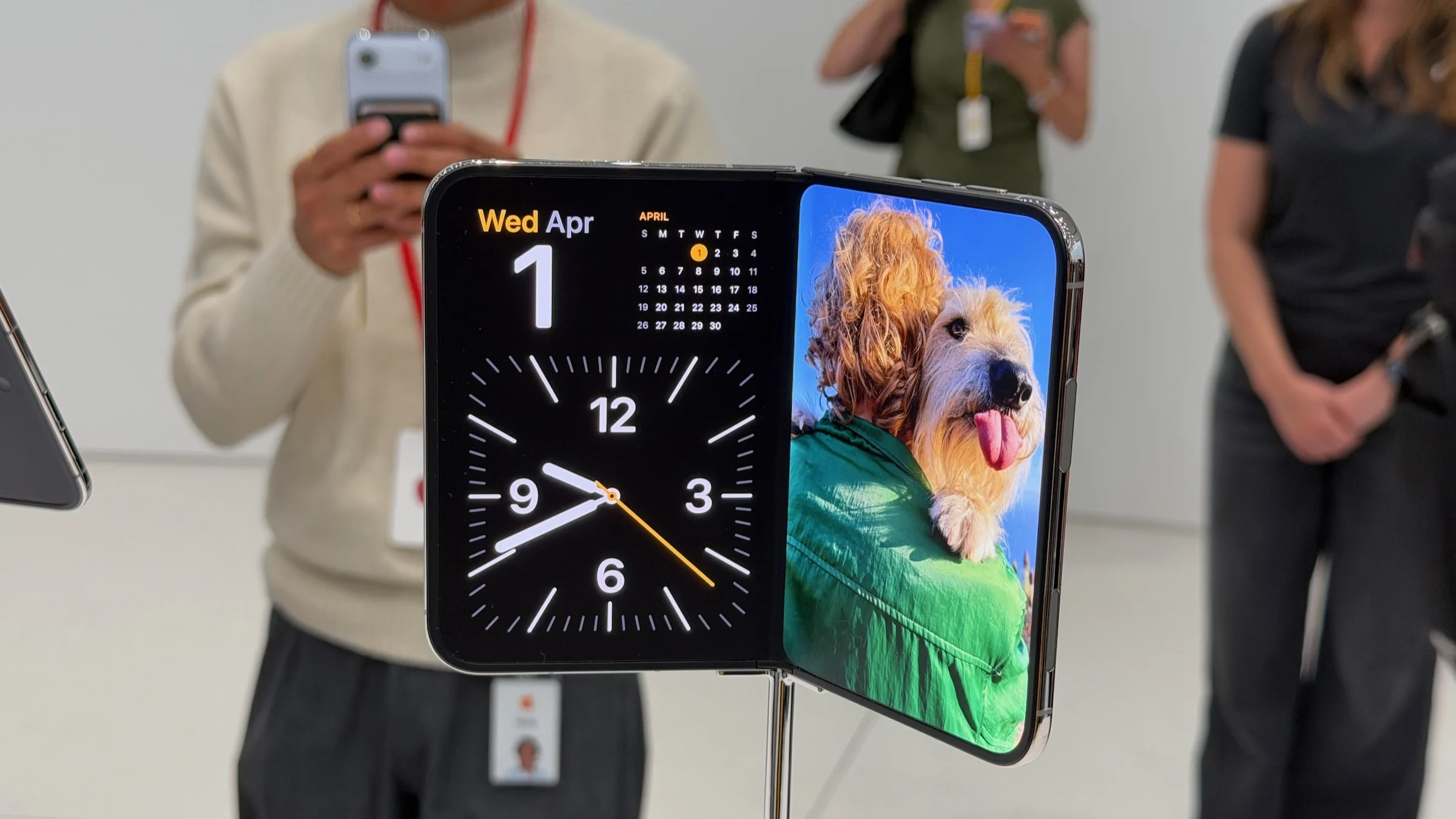 Apple Details iPhone Duo Battery as Orders Face Long Waits