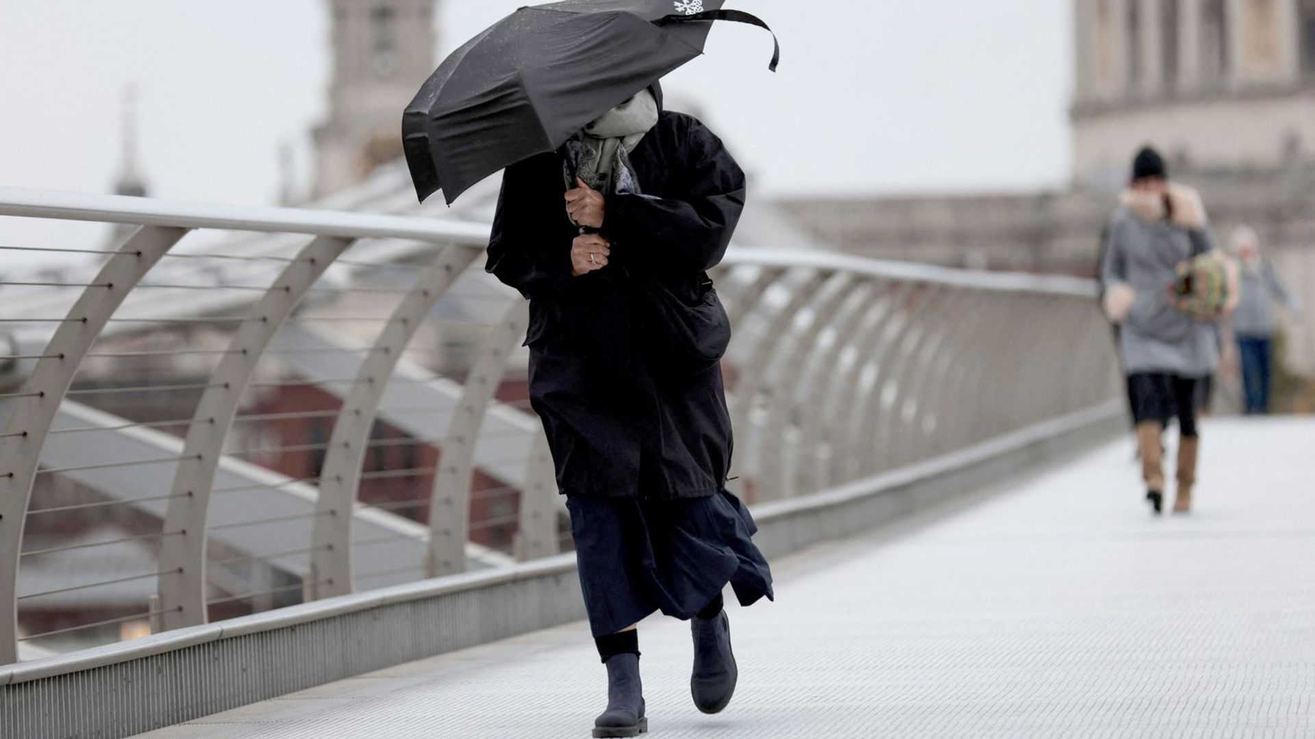 Storm Austen brings wind and flood warnings to UK and Ireland