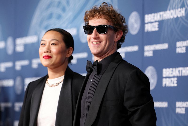 Meta Strikes Share Deal to Keep Mark Zuckerberg in California