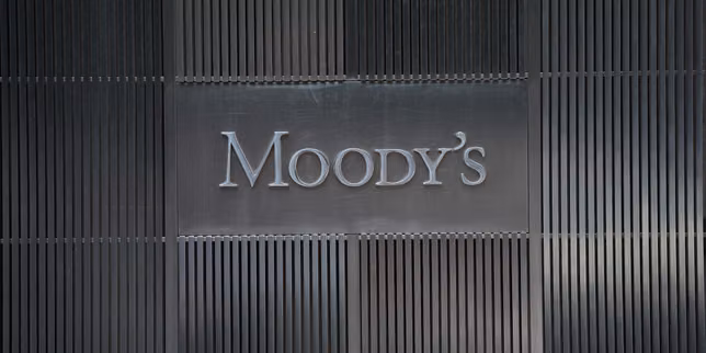 France avoids Moody's downgrade but retains a negative credit outlook