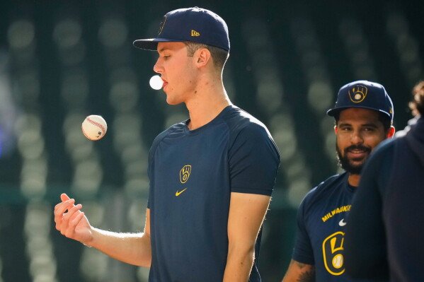 Brewers Beat Rays 3-2 in World Series Opener, Take Series Lead