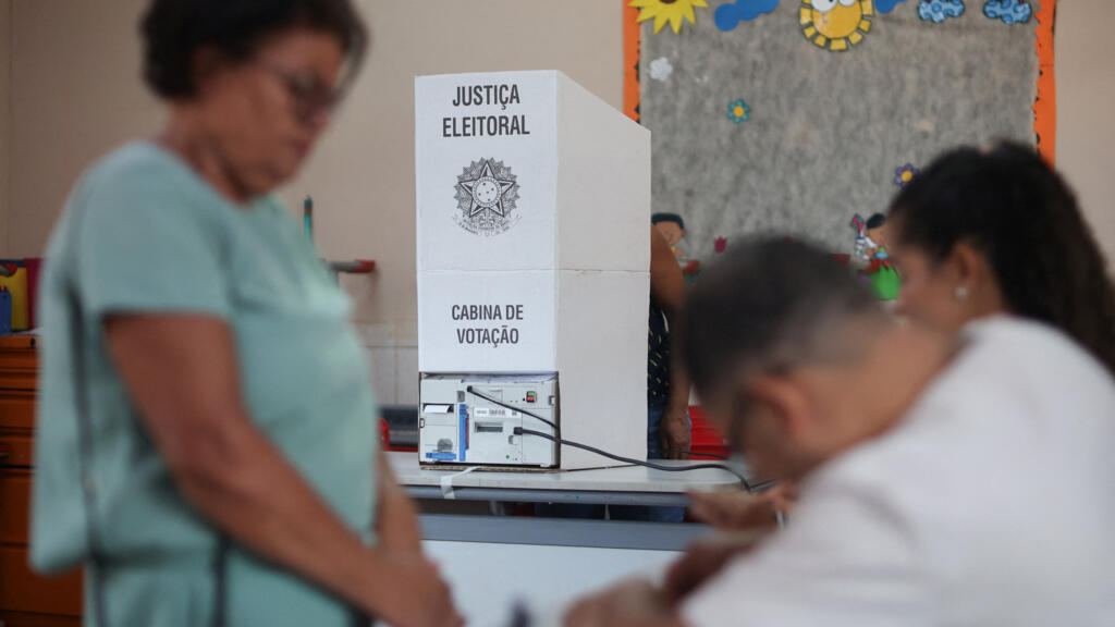 Brazil votes in tight presidential runoff between Lula and Flávio Bolsonaro