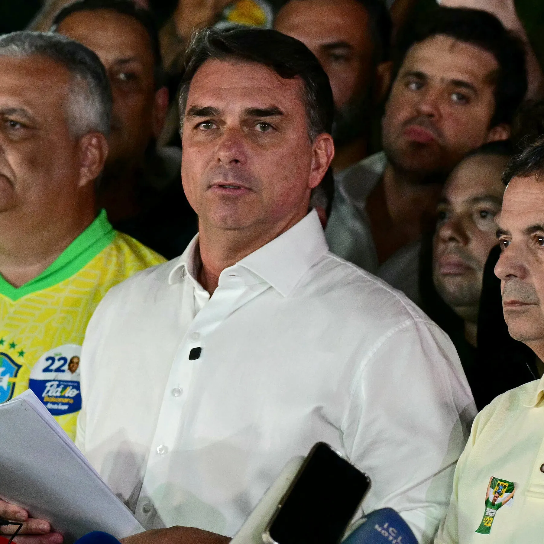 Flávio Bolsonaro Ordered to Surrender Passports After Brazil Election Defeat