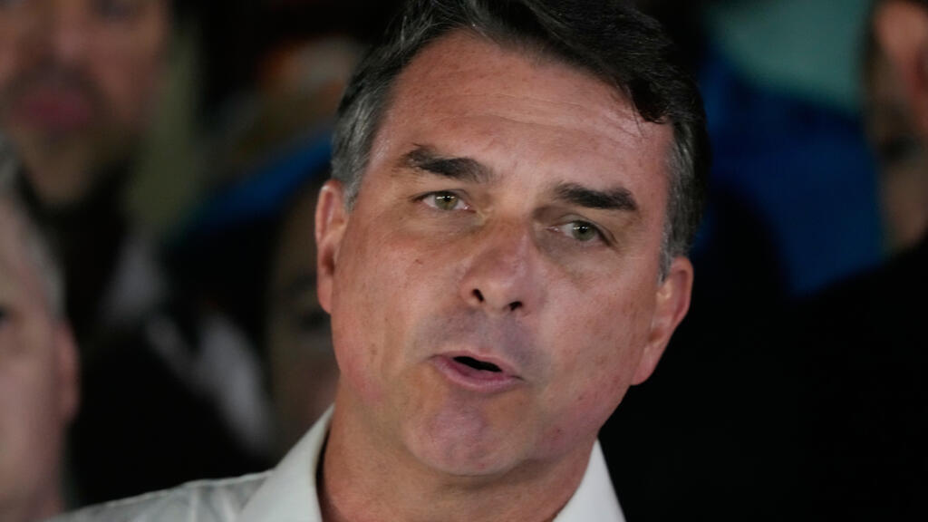 Brazil Cancels Flávio Bolsonaro's Passports Amid Reports of Flight to US