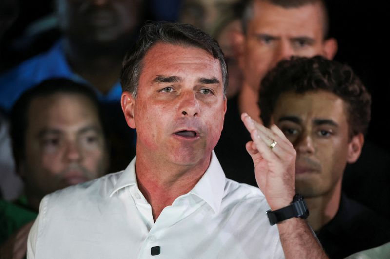 Flávio Bolsonaro Misses Passport Deadline as Reports Place Him Abroad
