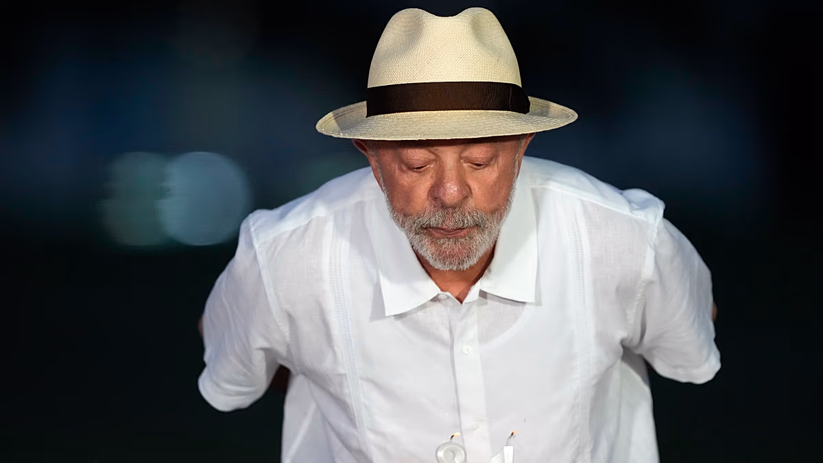 Lula wins Brazilian election as Flávio Bolsonaro leaves for United States