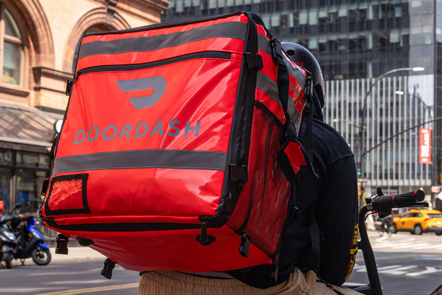 DoorDash agrees to buy Instacart in a $17 billion delivery deal