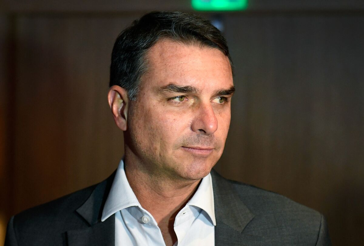 Flávio Bolsonaro's Exit Through Argentina Triggers Judicial and Diplomatic Scrutiny