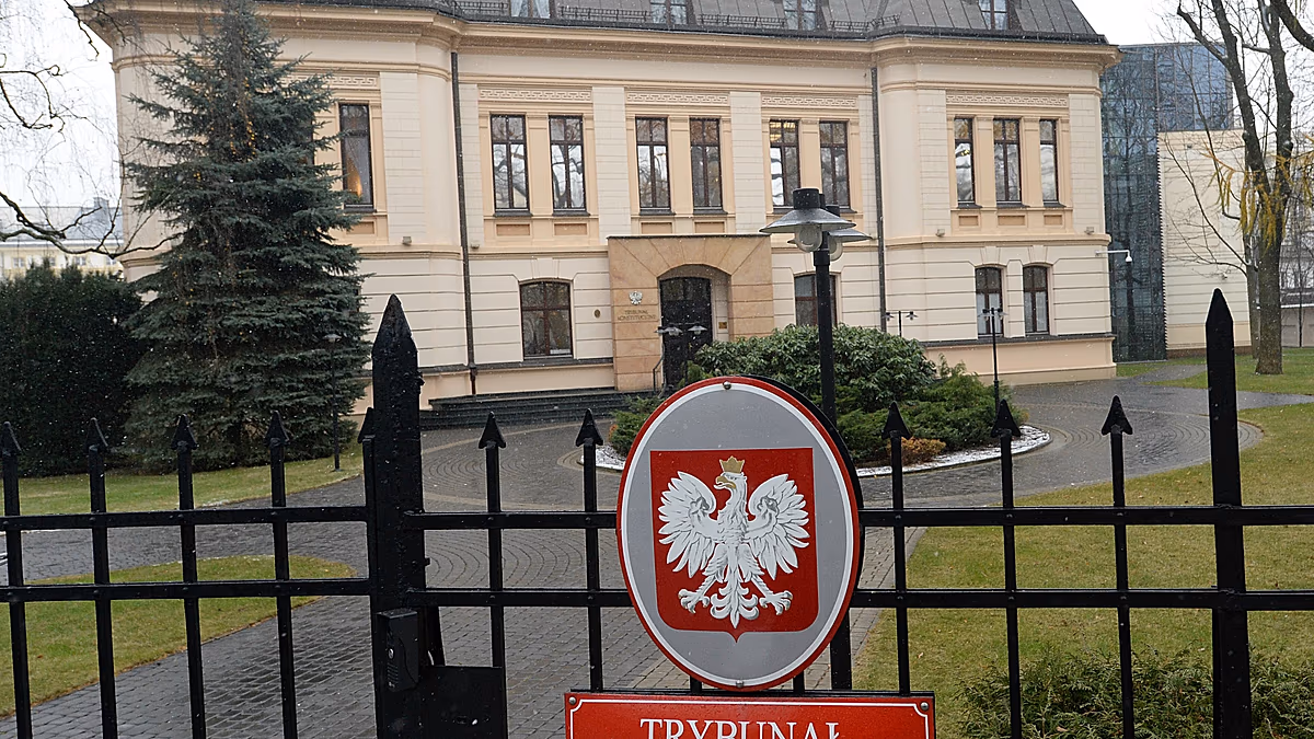 Poland Court Standoff Escalates as President Returns and Police Deploy