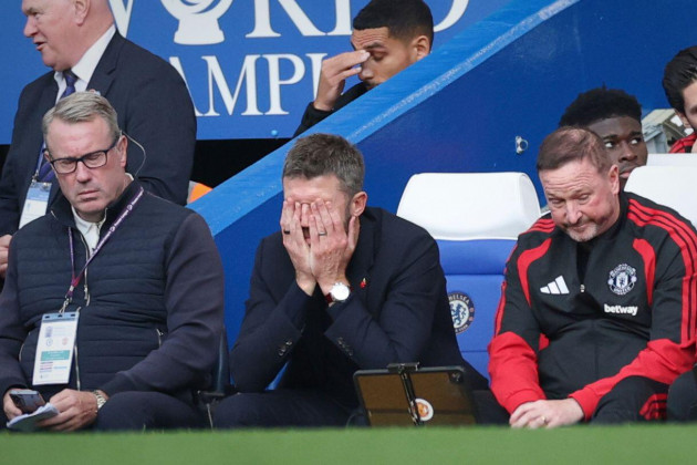 Manchester United lose at Chelsea after Carrick and Fernandes clear tensions
