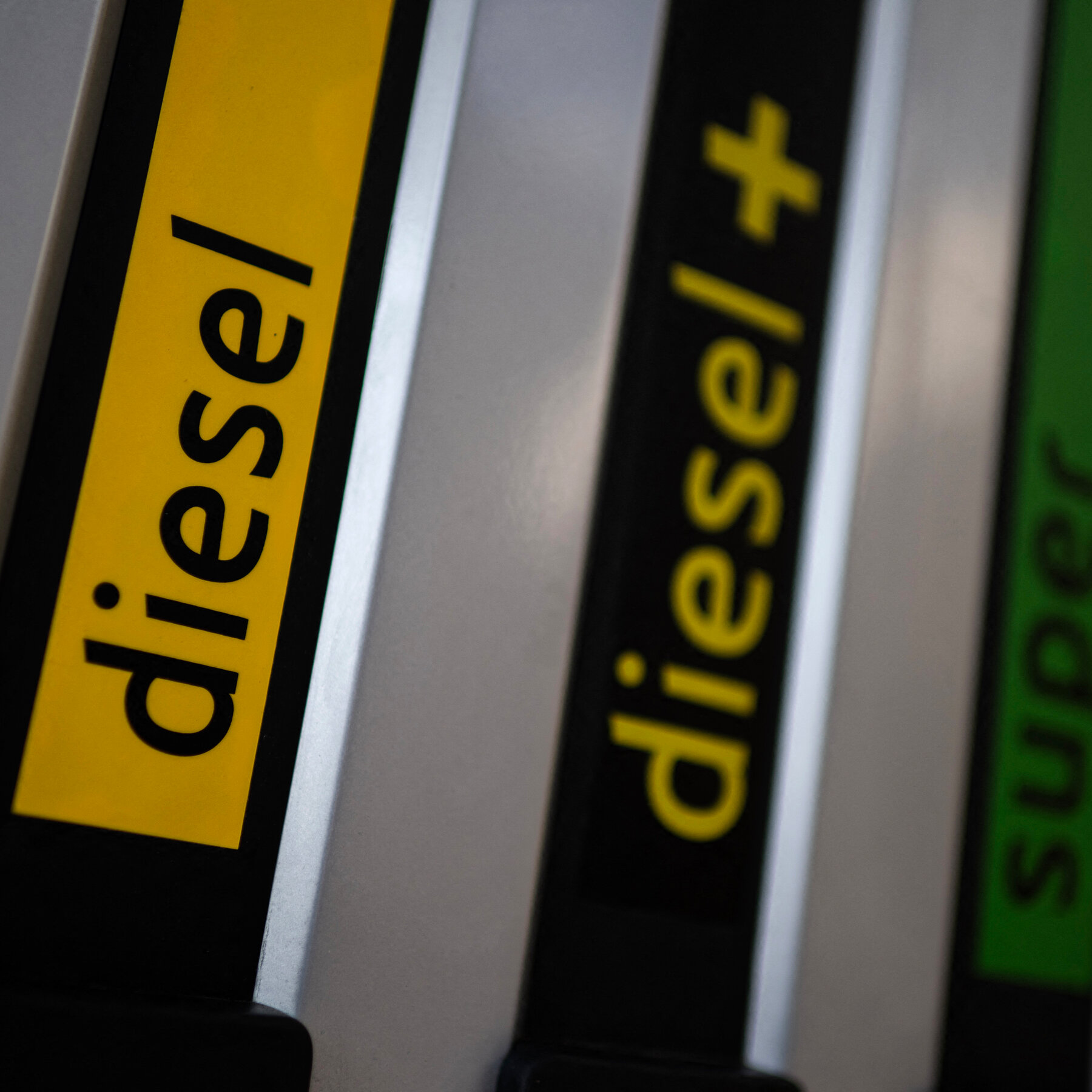 US Diesel Prices Hit Record Highs as Iran and Ukraine Conflicts Disrupt Supply