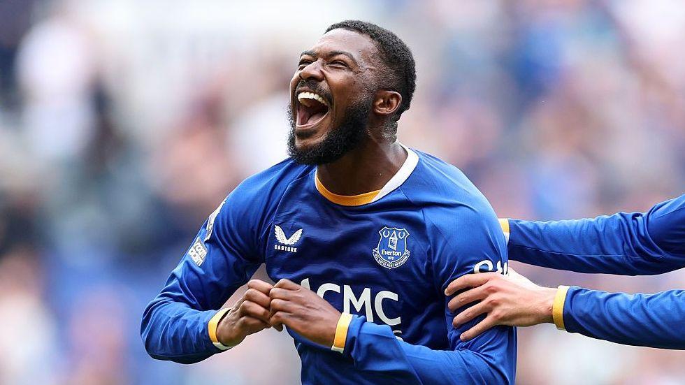 Ainsley Maitland-Niles Scores Dramatic Equaliser on Everton Debut Against Manchester United