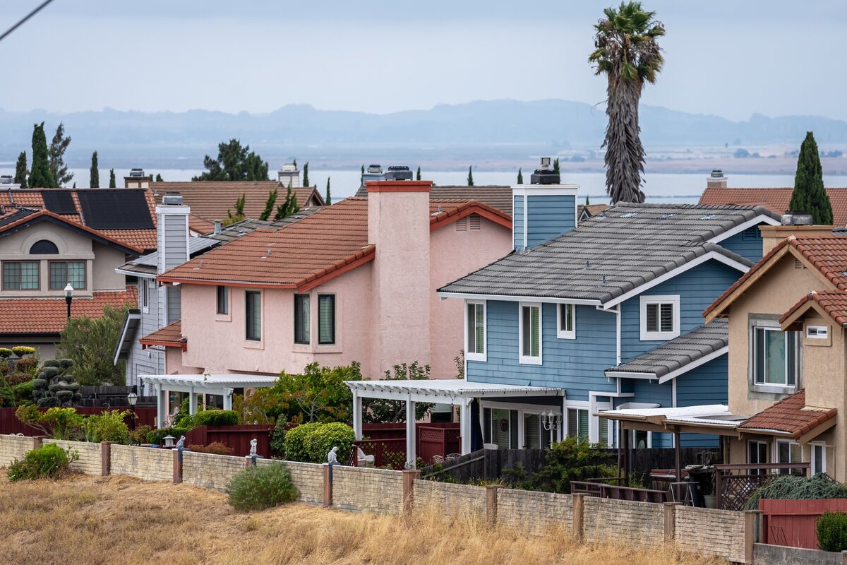 US 30-Year Mortgage Rates Surge Past 7 Percent for First Time Since 2024