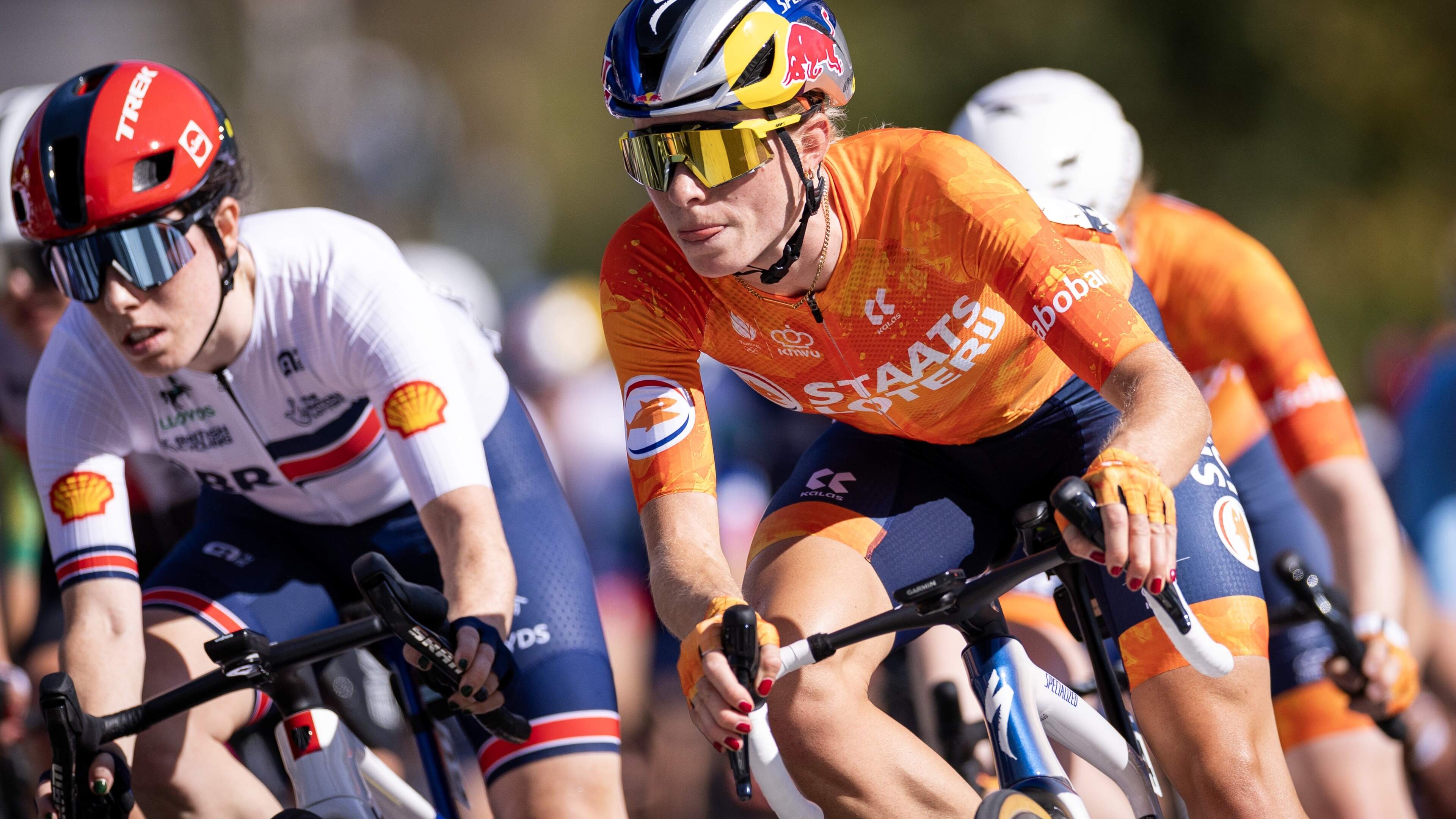 Demi Vollering Claims First World Road Cycling Title in Montreal